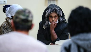 Yunan ögelerinin Türk kara sularına ittiği sistemsiz göçmenler yaşadıklarını Başdenetçi Malkoç’a anlattı