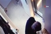 5 ay boyunca komşusuna kabus yaşattı: Daire kapısına çöp attığı ve idrarını yaptığı anlar kameraya yansıdı