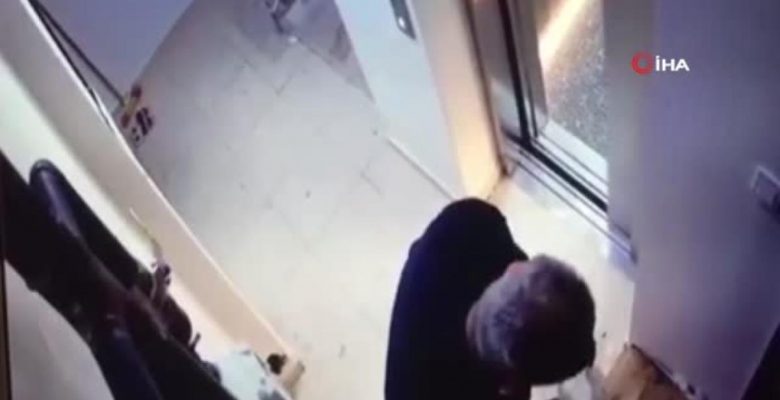 5 ay boyunca komşusuna kabus yaşattı: Daire kapısına çöp attığı ve idrarını yaptığı anlar kameraya yansıdı