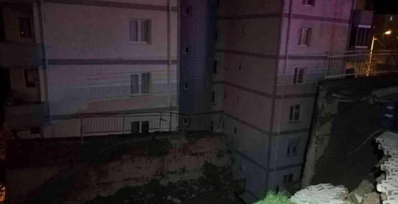 8 bloktan oluşan sitenin istinat duvarı yıkıldı: 88 daire tahliye edildi