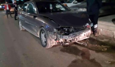 Alt geçit çıkışında lastiği patlayan araba refüje çarptı