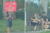 Annesi ve babasının küçük çocuğa verdiği ceza reaksiyon çekti! Yol kenarında elinde tabelayla beklettiler