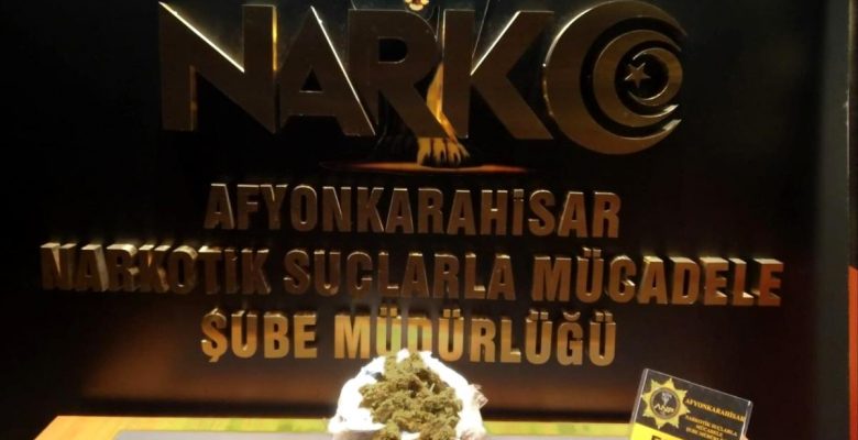 Arama yapılan arabada 1 kilo 250 gram esrar ele geçirildi