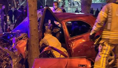 Bağdat Caddesi’ni savaş alanına çeviren kaza! Arabada sıkışan şoför için seferber oldular