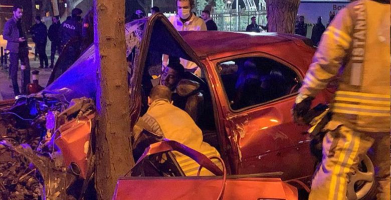 Bağdat Caddesi’ni savaş alanına çeviren kaza! Arabada sıkışan şoför için seferber oldular