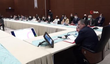 Bakan Koca, tıp fakültesi öğrencileriyle bir ortaya geldi