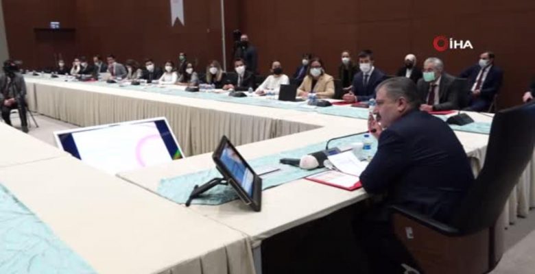 Bakan Koca, tıp fakültesi öğrencileriyle bir ortaya geldi