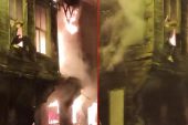 Beyoğlu’nda can pazarı! Alev topuna dönen binada mahsur kalan bayan, pencereden atlayarak kurtuldu
