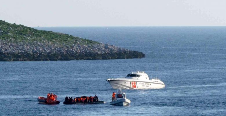 Çeşme açıklarında 52 göçmen kurtarılırken, 29 göçmen yakalandı
