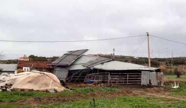 Çeşme’de hortum paniği: Konutların çatılarında hasar oluştu