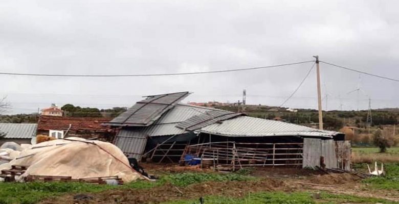 Çeşme’de hortum paniği: Konutların çatılarında hasar oluştu