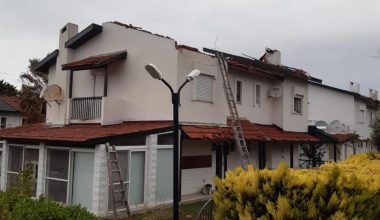 Çeşme’de hortum paniği: Meskenlerin çatılarında hasar oluştu