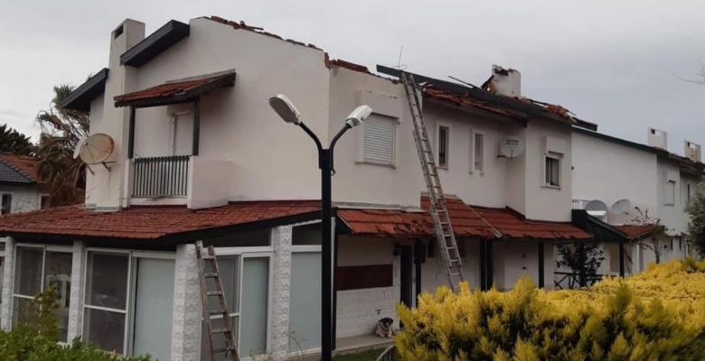Çeşme’de hortum paniği: Meskenlerin çatılarında hasar oluştu