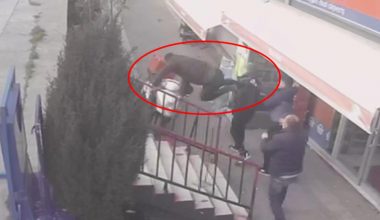 Esnaf, tırnakçılık yapan hırsızı pişman etti! Fırçayla saldırıp son vuruşu uçan tekmeyle yaptı Esnaf, tırnakçılık yapan hırsızı pişman etti! Fırçayla saldırıp son vuruşu uçan tekmeyle yaptı