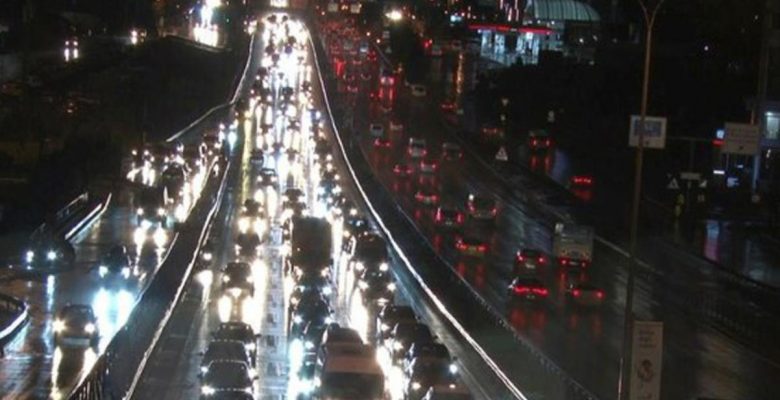 İstanbul’da trafik kilit! Yağmurun tesiriyle yoğunluk her geçen saniye artıyor