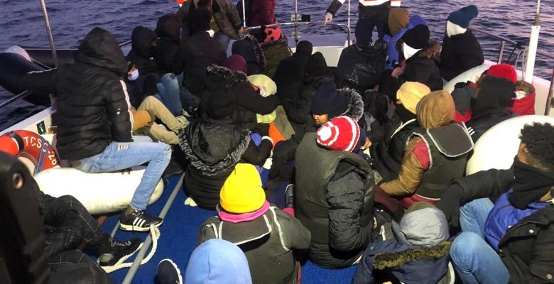 İzmir açıklarında 164 göçmen yakalandı geri itilen 78 göçmen kurtarıldı