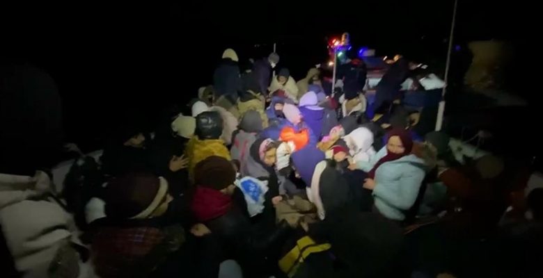 İzmir açıklarında 164 göçmen yakalandı geri itilen 78 göçmen kurtarıldı