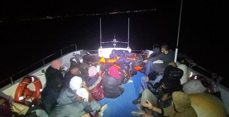 İzmir açıklarında 26 göçmen kurtarıldı