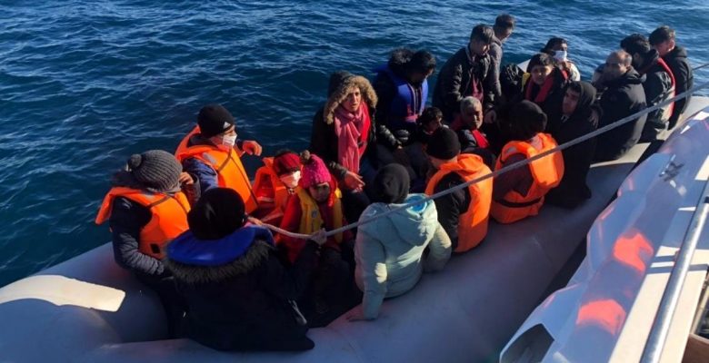İzmir açıklarında 80 sistemsiz göçmen kurtarıldı