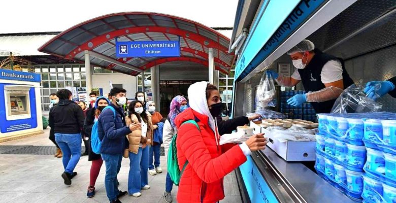 İzmir Büyükşehir Belediyesinden öğrencilere sıcak yemek