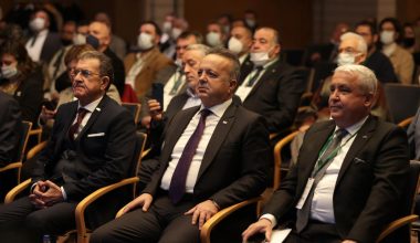 İzmir’de düzenlenen çalıştayda iklim değişikliğinin zeytinciliğe tesiri tartışılıyor