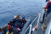 İzmir’de lastik botta sürüklenen 22 sistemsiz göçmen kurtarıldı