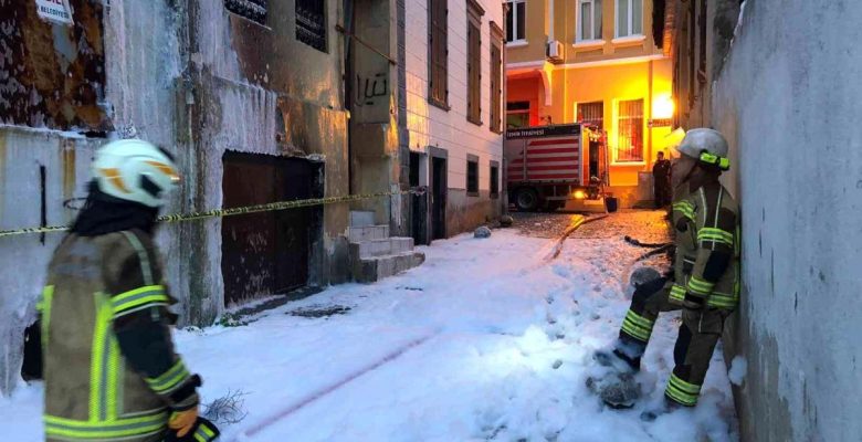 İzmir’de metruk binada yangın