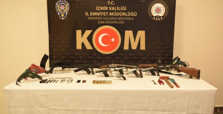 İzmir’de silah kaçakçılığı operasyonunda 4 kuşkulu yakalandı