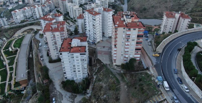 İzmir’de yıkılan istinat duvarının bilançosu havadan görüntülendi: 88 daire tahliye edildi