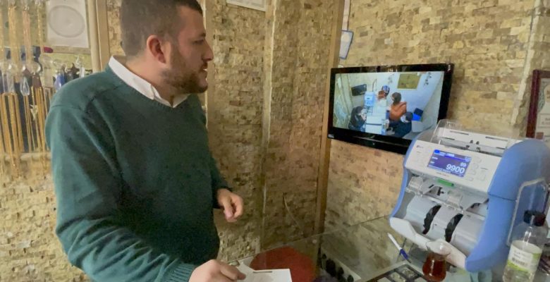 İzmir’de yüzük çaldıkları savıyla aranan 2 kişi öteki bir kuyumcuda yakalandı