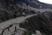 Karaburun’da facianın eşiğinden dönüldü: Çöken yol trafiğe kapatıldı