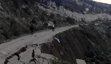 Karaburun’da facianın eşiğinden dönüldü: Çöken yol trafiğe kapatıldı