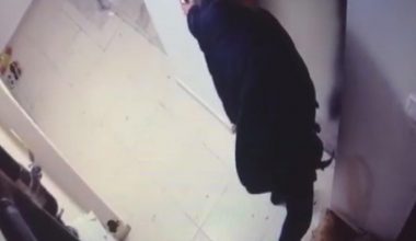 Komşusuna kabus yaşattı: Daire kapısına çöp attığı ve idrarını yaptığı anlar kameraya yansıdı