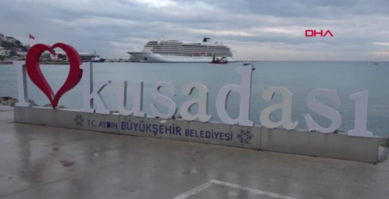 KUŞADASI’NA DÖNEMİN SON KRUVAZİYER GEMİSİ 262 TURİST GETİRDİ