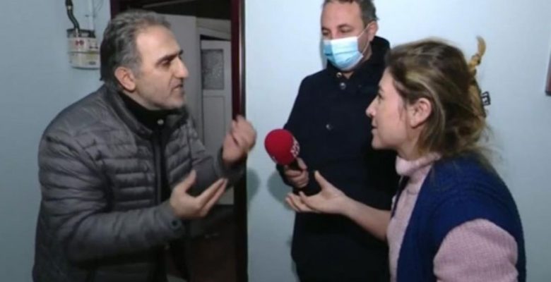 Meskeninin kapısını açan bayan fark ettiği eksiklik karşısında kriz geçirdi! Çabucak komşusunun zilini çaldı