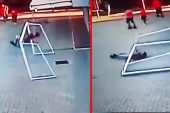 Okul bahçesinde maç yaparken kalenin devrilmesi sonucu demir direğin altında kaldı