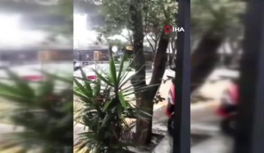 Sağanak yağmur İzmir’i göle çevirdi