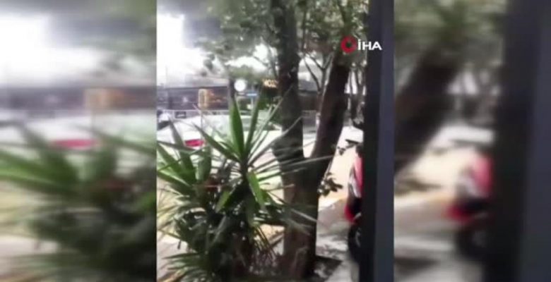 Sağanak yağmur İzmir’i göle çevirdi