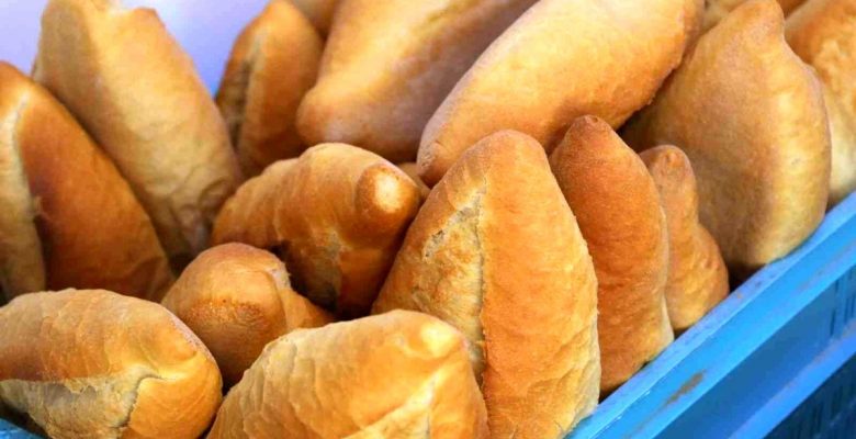 Selçuk’ta buğdaylar ekmeğe dönüştü, fiyatsız vatandaşlara ulaştırılıyor