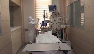 Sıhhat çalışanları aşı olmayan hastaların pişmanlığına tanıklık ediyor- Enfeksiyon Hastalıkları Uzmanı ve Klinik Mikrobiyoloji Uzmanı Dr. Rıfat…