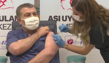 Son Dakika: Bakan Koca, hatırlatma dozu olarak yerli aşı TURKOVAC’ı yaptırdı! Vatandaşlara da muştuyu verdi