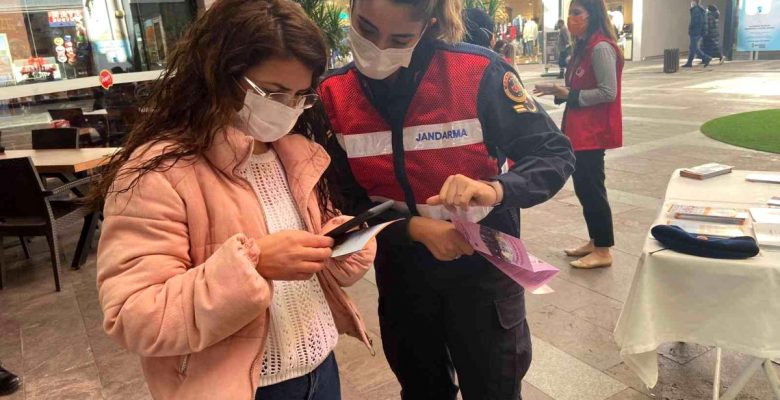 Son dakika… İzmir’de jandarma takımları bayanlara KADES uygulamasını anlattı