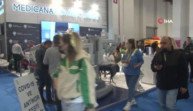 Turizm fuarı ziyaretçileri cerrahi robotun başına geçti, sanal ameliyat yaptı