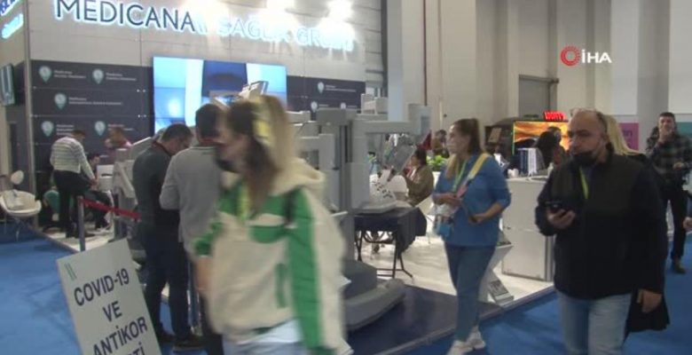 Turizm fuarı ziyaretçileri cerrahi robotun başına geçti, sanal ameliyat yaptı