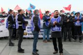 Türk Metal Sendikası üyesi çalışanlar, İzmir’de hareket yaptı