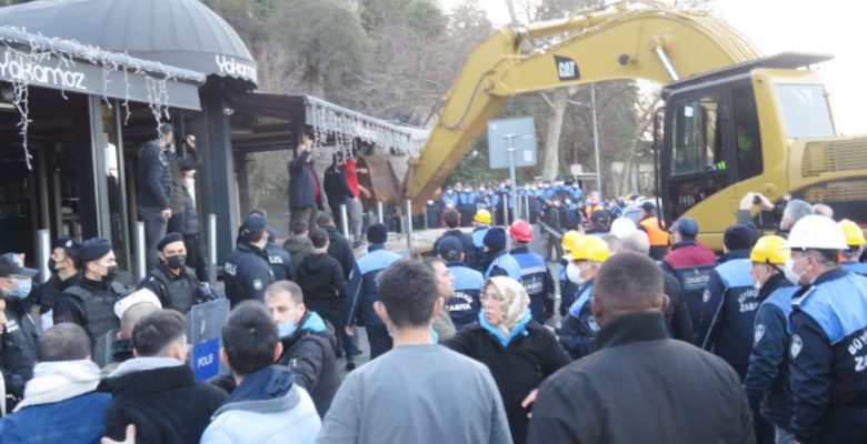 Üsküdar’da olaylı yıkım! Kafe çalışanları ile zabıta birbirine girdi