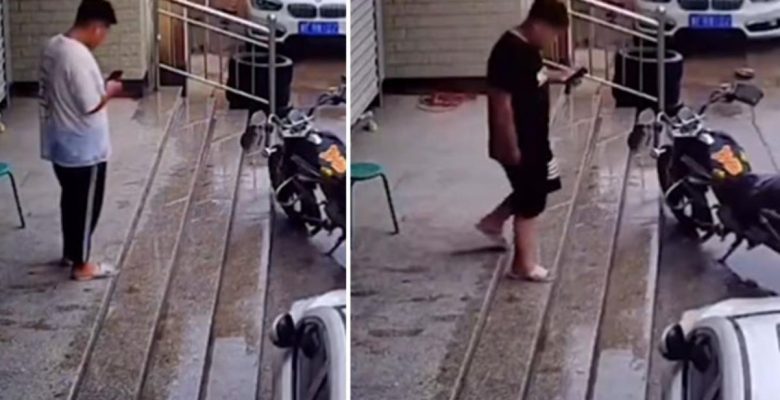 Yağmurlu havada banyo terliğiyle kaygan merdivenden inmeye çalışan genç, iki denemede de tıpkı sonucu aldı