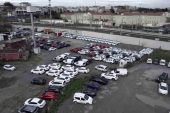 Zeytinburnu’nda bir otopark dolusu sıfır araç! Manzaralar “Stokçuluk mu yapılıyor?” sorusunu akıllara getirdi